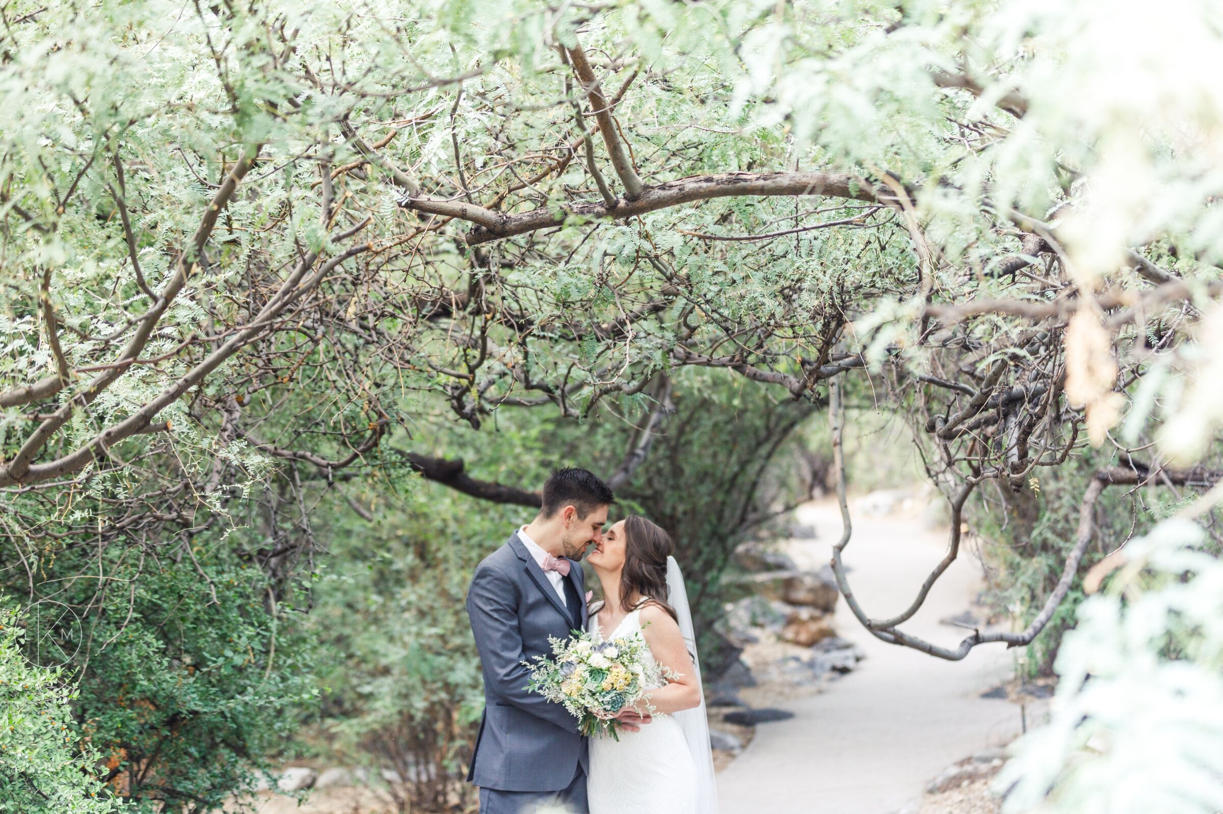 20_09_12_CLUTTER_LOWES_VENTANA_CANYON_WEDDING-PICTURES_laura-k-moore-photography 9.jpg