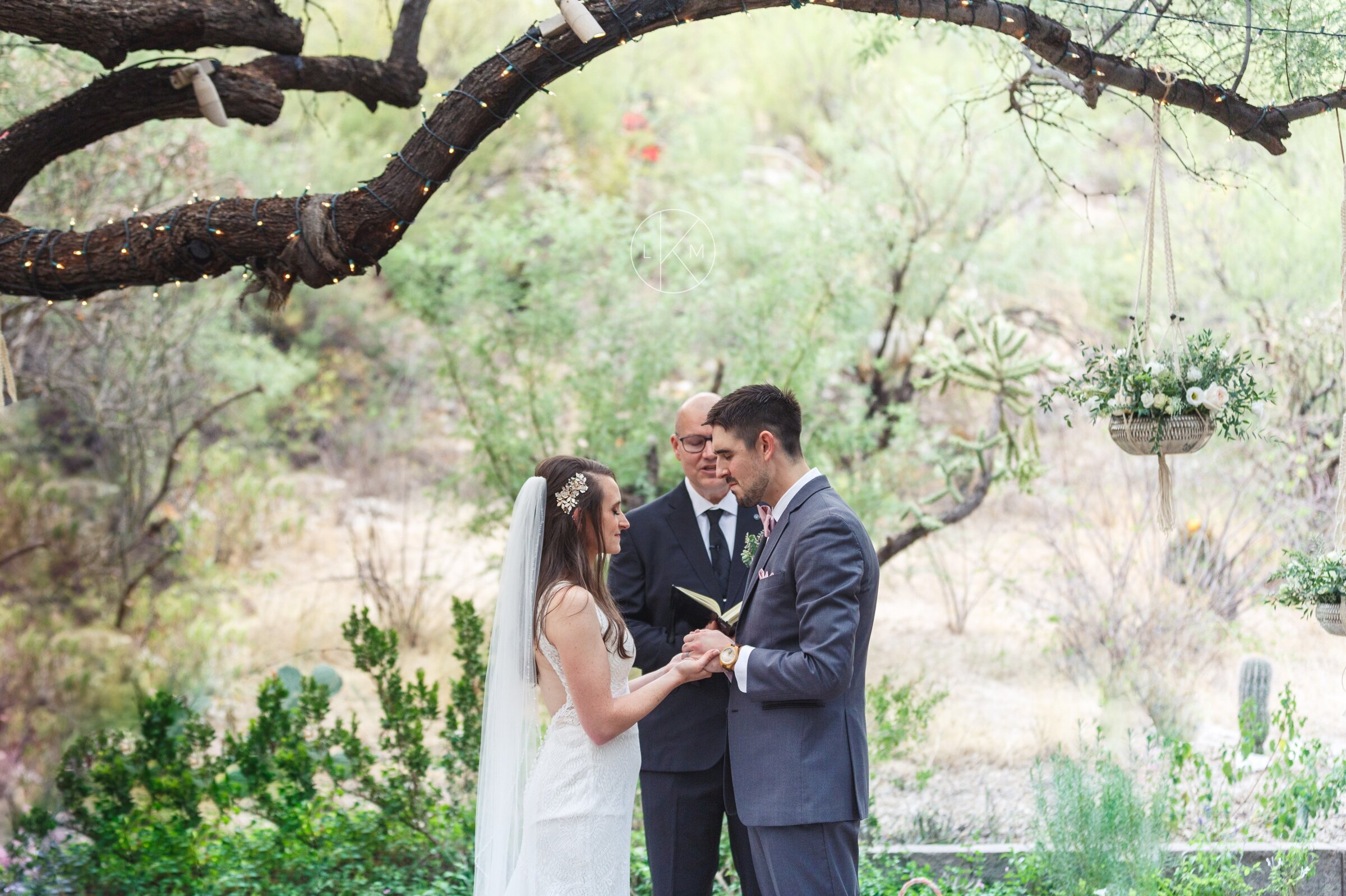 20_09_12_CLUTTER_LOWES_VENTANA_CANYON_WEDDING-PICTURES_laura-k-moore-photography 29.jpg