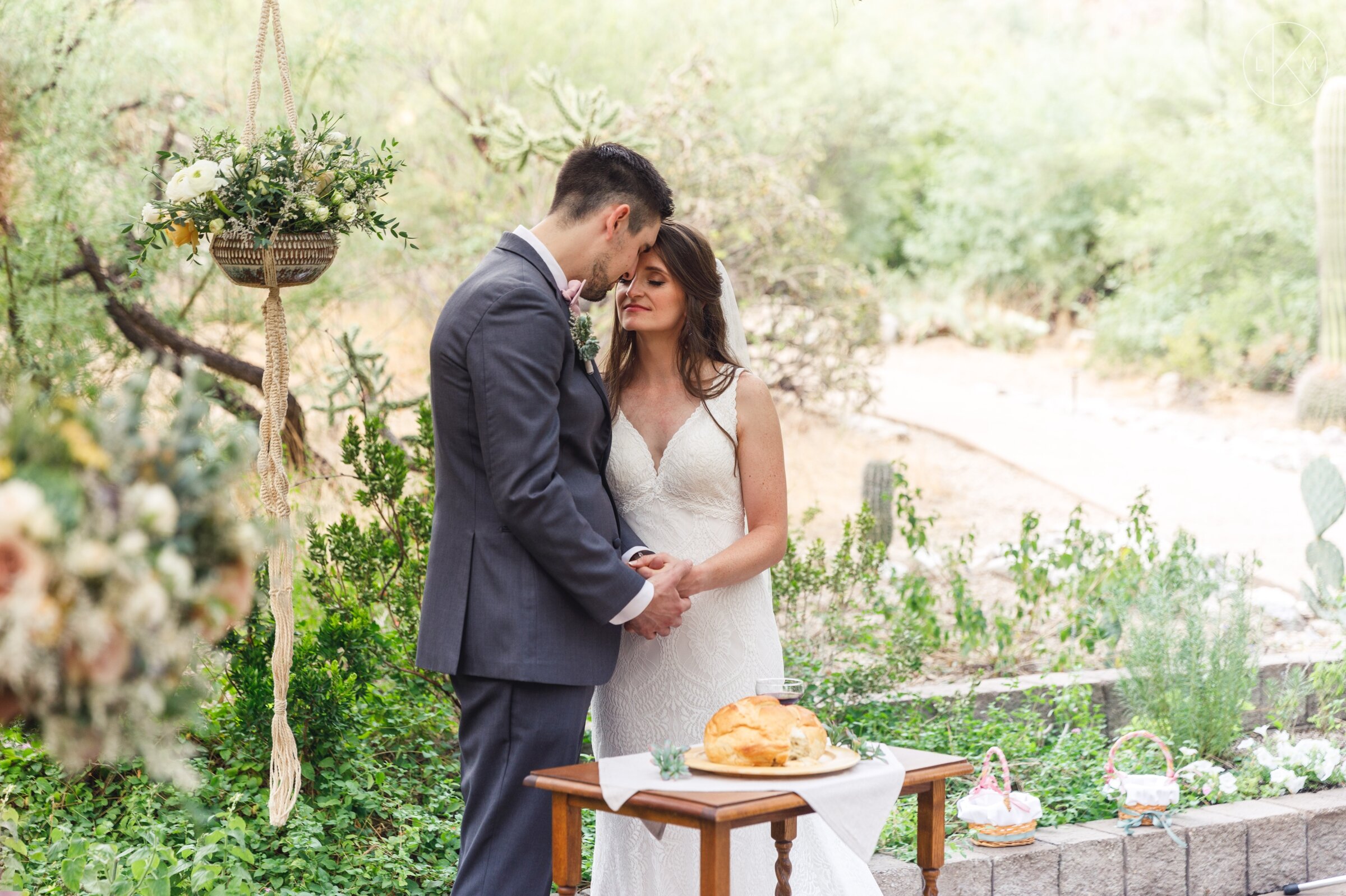 20_09_12_CLUTTER_LOWES_VENTANA_CANYON_WEDDING-PICTURES_laura-k-moore-photography 30.jpg