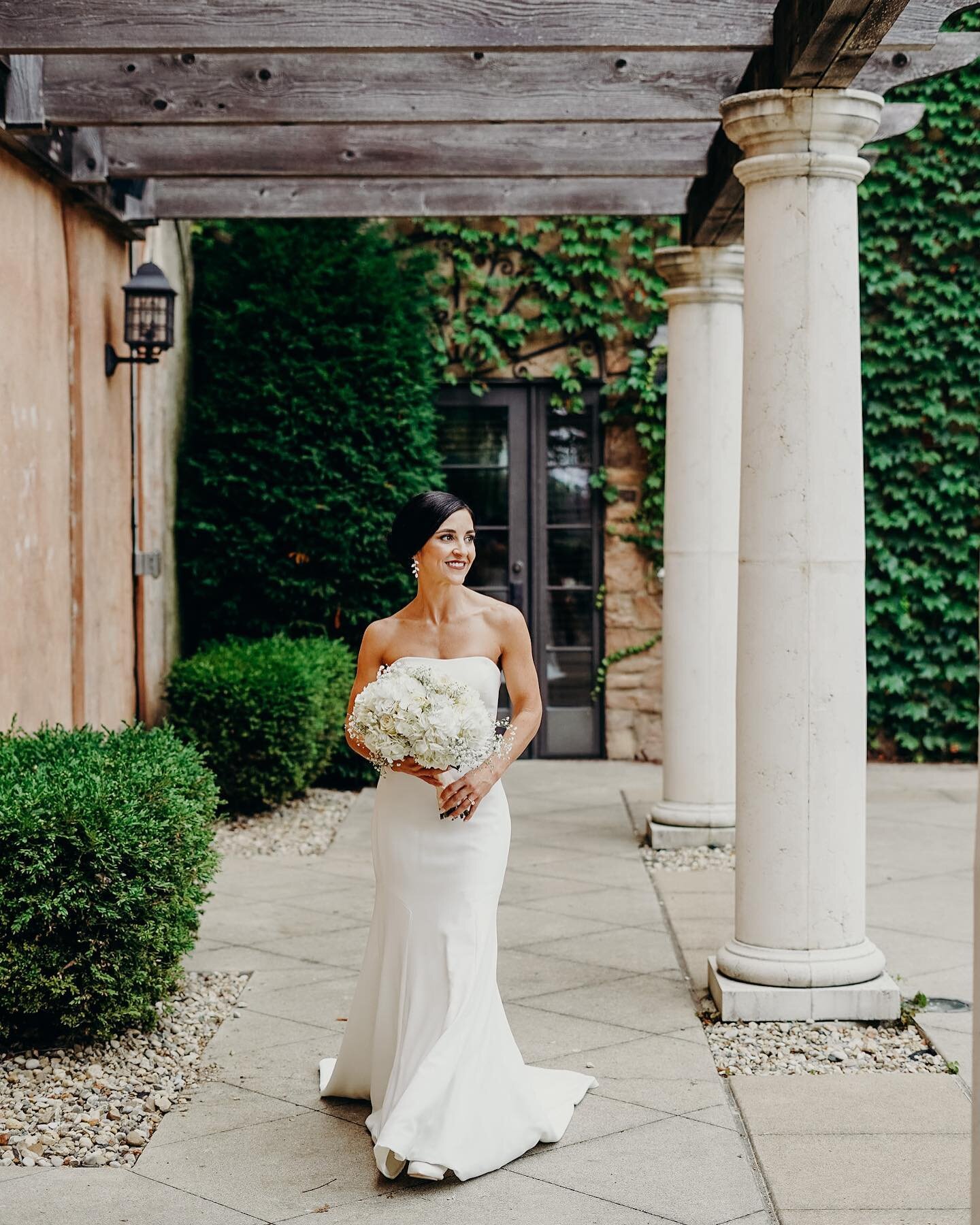 Weather took a turn today so I&rsquo;m burying my head in warm, sunny wedding photos. Anyone else ready for summer? I am! 🙋🏻&zwj;♀️
.
.
.
Stunning couple on the most perfect day last year with the best of the best! @peakandsparrow 😍