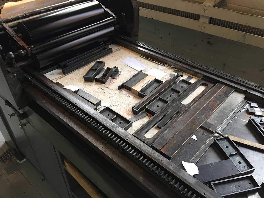 This is the Vandercook Universal 1 proof press, which uses wood-mounted 16g magnesium dies.