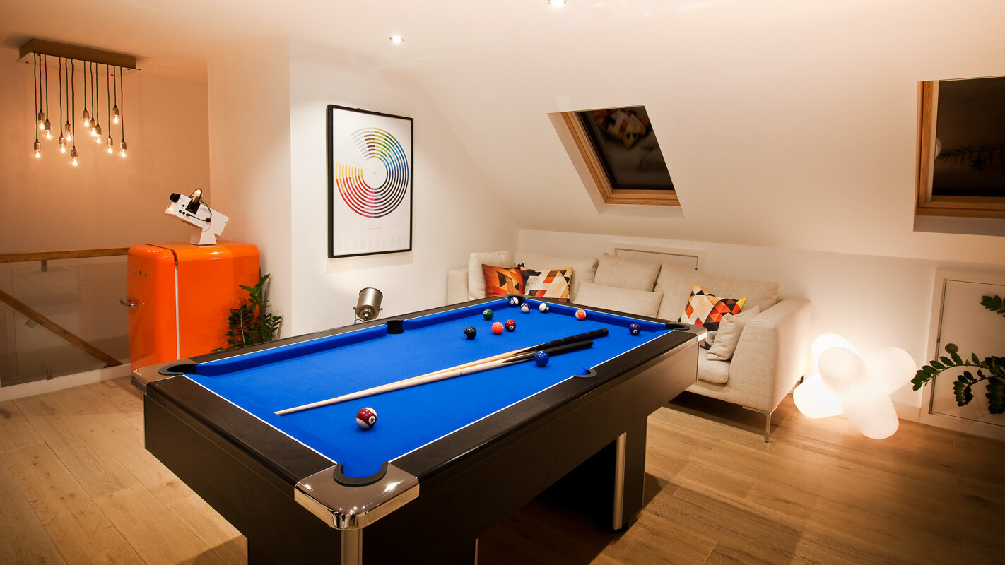 Games room with pool table - Essex