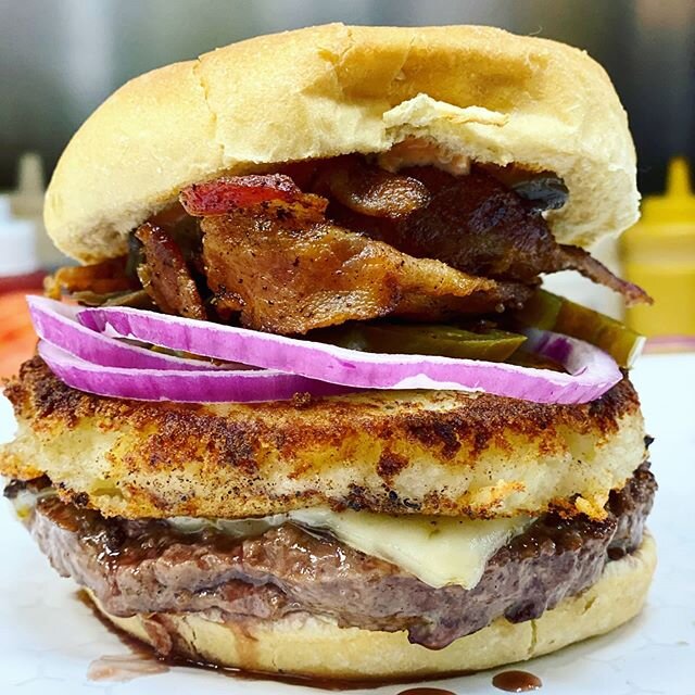 It&rsquo;s a beaut 😍
Juicy 6 ounce burger topped with pepper jack cheese, homemade mashed potato, red onions, jalape&ntilde;os, crispy bacon, bbq &amp; chipotle mayo. #creative #burger #buildyourown #burgers #burgerbite #lunch