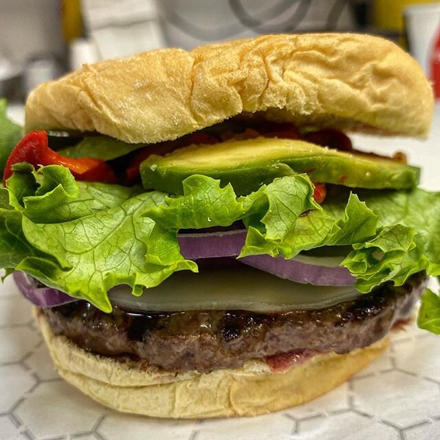 Euro Bite 💚 
Beef burger topped with provolone cheese, homemade roasted peppers, avocado, red raw onion and lettuce. Our recommended dipper is our homemade roasted garlic mayo! Take a bite 😬 #burgerbite #lunch #signature #bite #burger #feedme #long