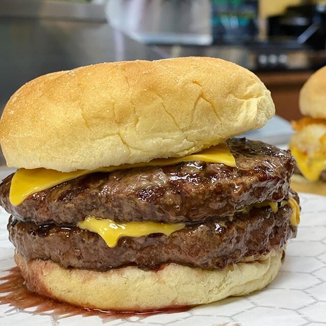 This is what 12 ounces of delicious, juicy prime black angus beef looks like coming off the grill and cooked to perfection. #mediumrare #burger #qualitymeat #burgerbite #simplicity #cheeseburger
