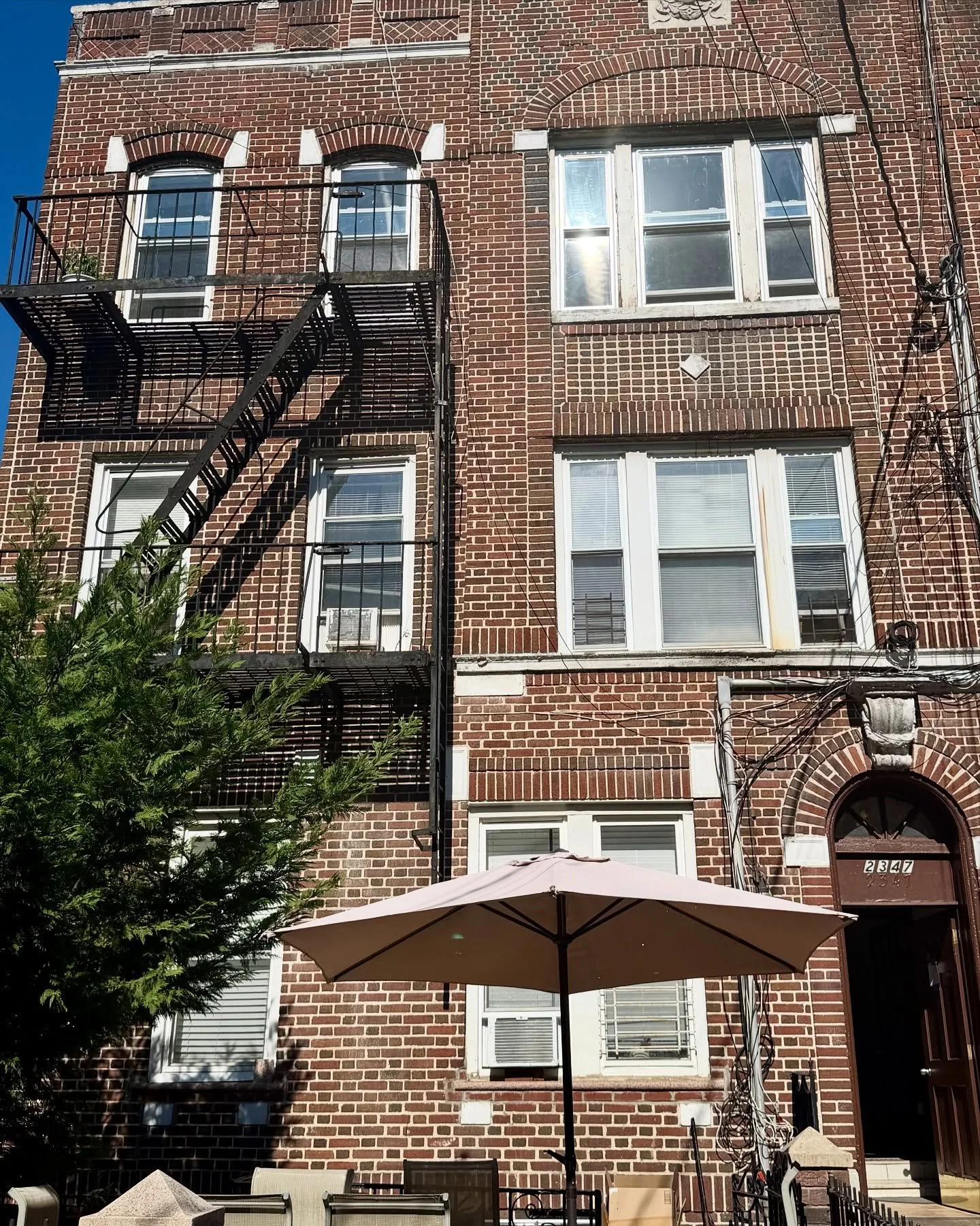 Up high in Brooklyn 🏙️ Fresh windows, new capping, sleek frames, and a clean coat of paint, bringing new life (and light) to this 3rd-floor space.

#contracter #longisland #nyc #HomeInspo #HomeTransformation #tile #installation #homereno #brooklyn #