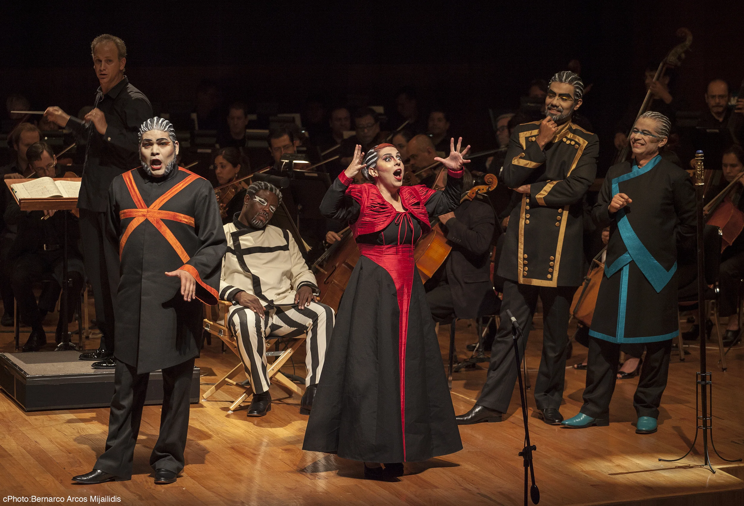 As Béatrice in Berlioz' Béatrice et Bénédict, with Ernesto Ramirez. Orquesta Sinfonica de Minería (Prieto), Mexico City photo: Bernarco Arcos Mijailidis