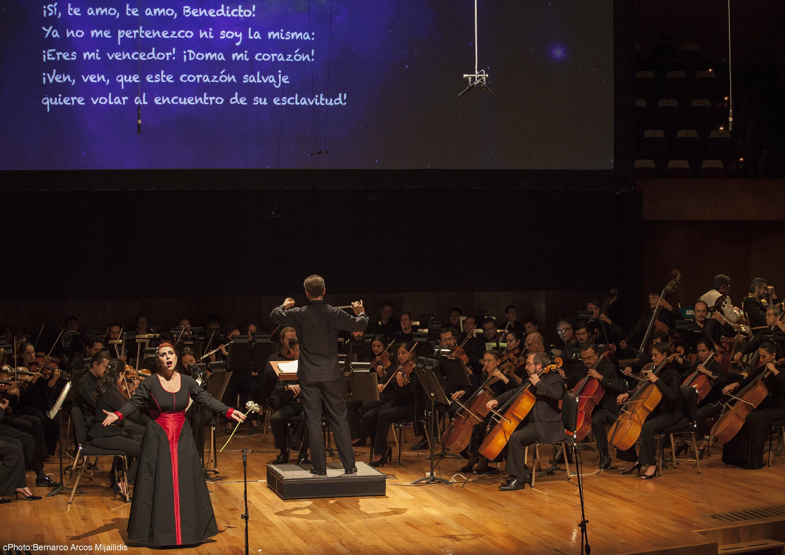 As Béatrice in Berlioz' Béatrice et Bénédict, Orquesta Sinfonica de Minería (Prieto), Mexico City photo: Bernarco Arcos Mijailidis