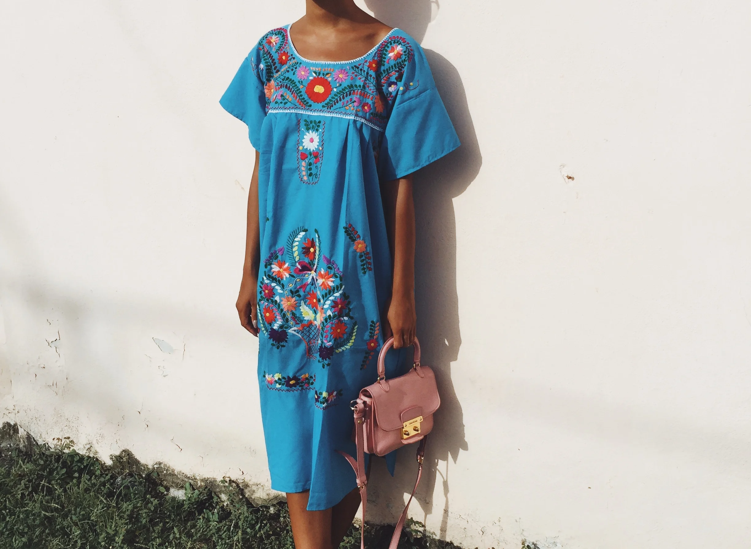 Claire+Leana+Millar+vacation+style+in+Tulum+wearing+traditional+Mexican+Dress,+miu+miu+pink+bag,+in+the+streets+of+Tulum.-2.jpg
