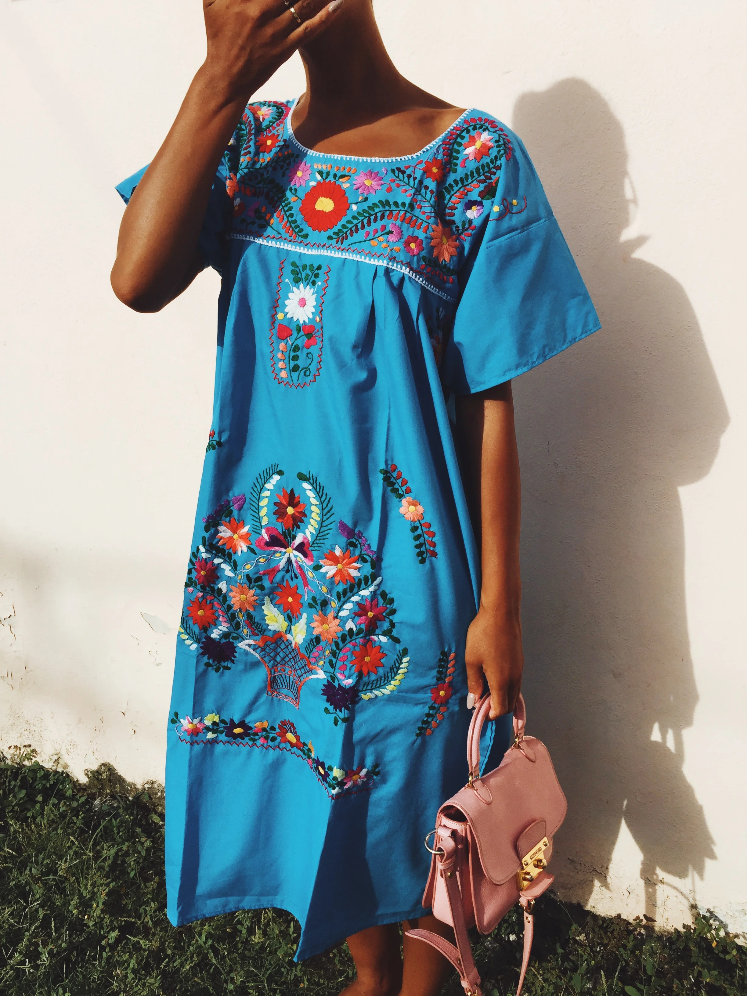 Claire+Leana+Millar+vacation+style+in+Tulum+wearing+traditional+Mexican+Dress,+miu+miu+pink+bag,+in+the+streets+of+Tulum.-3.jpg