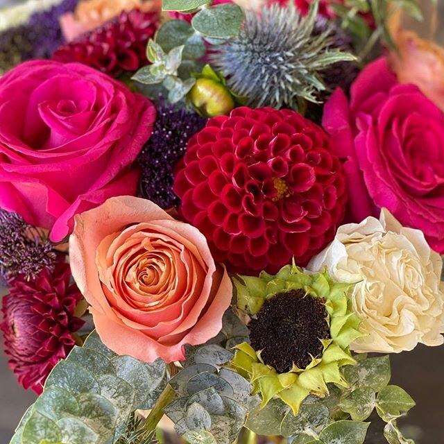 Monday Mix &hearts;️ we are open Weds~Sat 11-5 Stop by and say hello ~ it&rsquo;s been lovely seeing my flower lovers since we have been slowly, safely re~opening.  Please call Gayle for special requests, deliveries and pickups 415.298.4047
#blooming