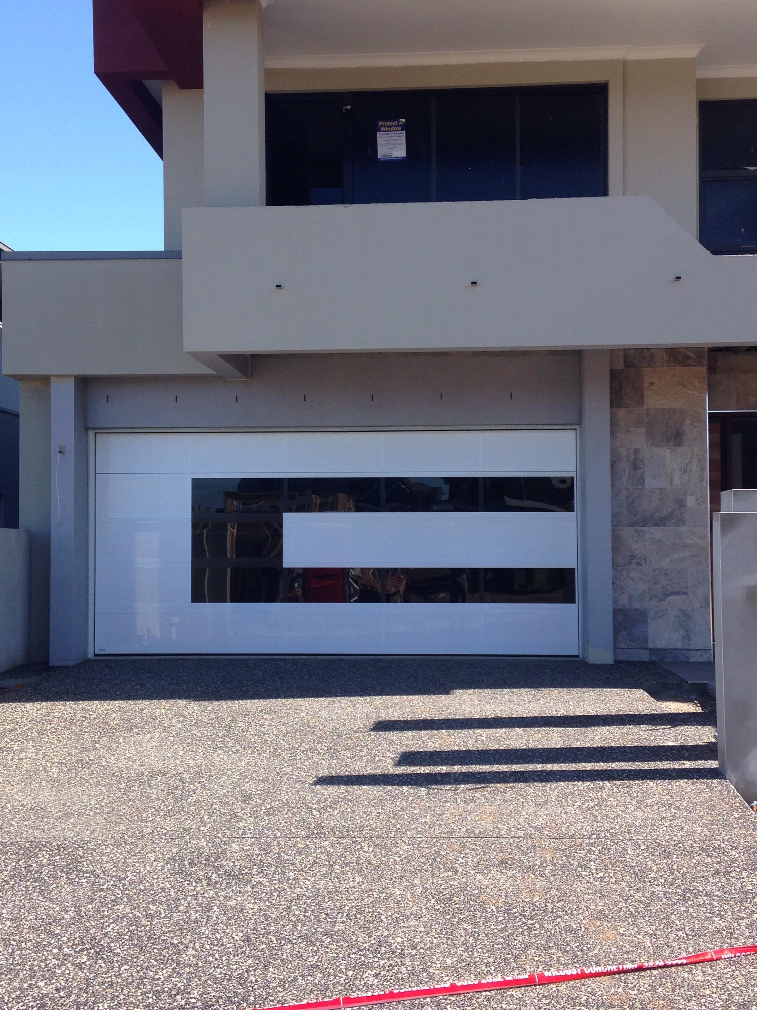 Gloss white & gloss black Alumicomp c-shape door