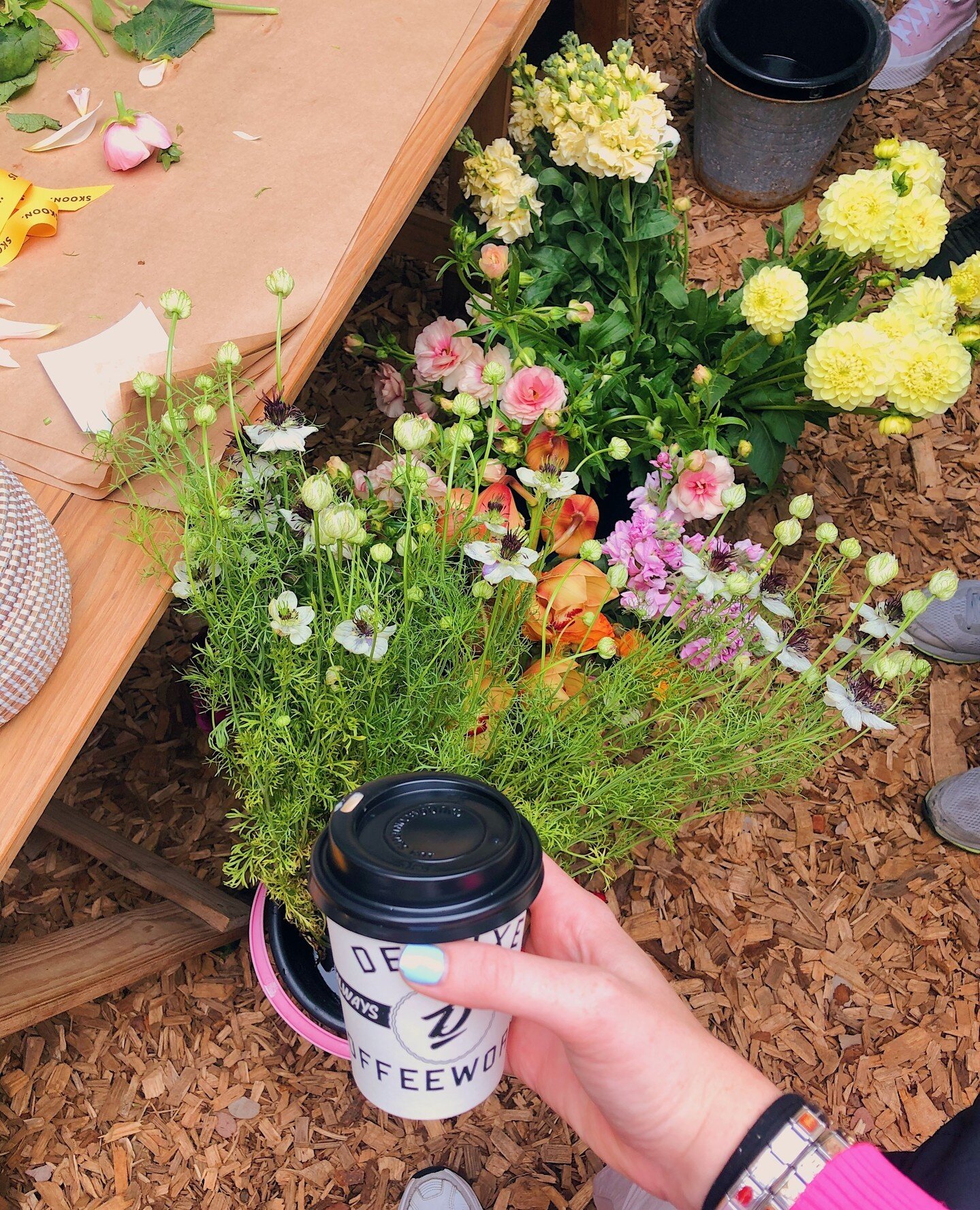 Freshly brewed coffee and freshly cut blooms to start off the weekend. Actually, every day should start this way.✨