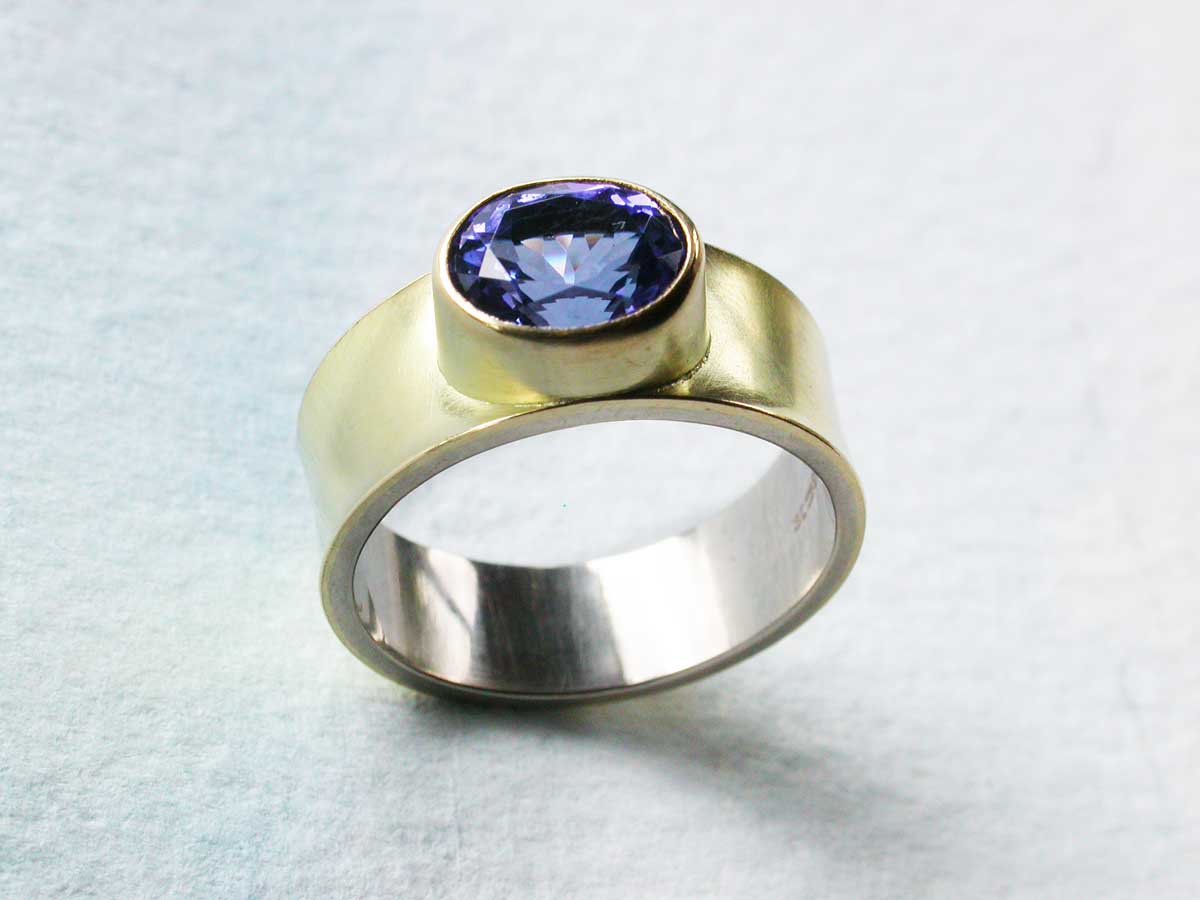 Yellow gold ring with sparkling tanzanite