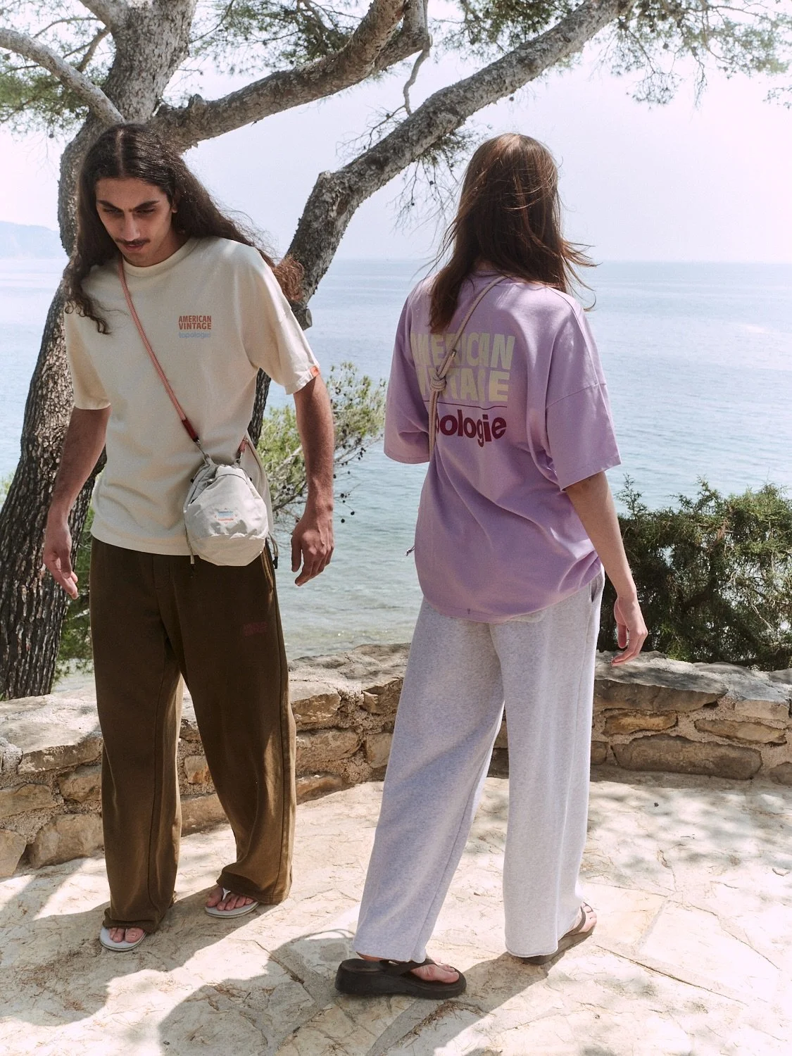 Exclusive : American Vintage x Topologie 💜

American Vintage and Topologie have teamed up
for a capsule collection of clothing and accessories
available from mid-August 2025. This original project brings together the Marseille lifestyle and Californ