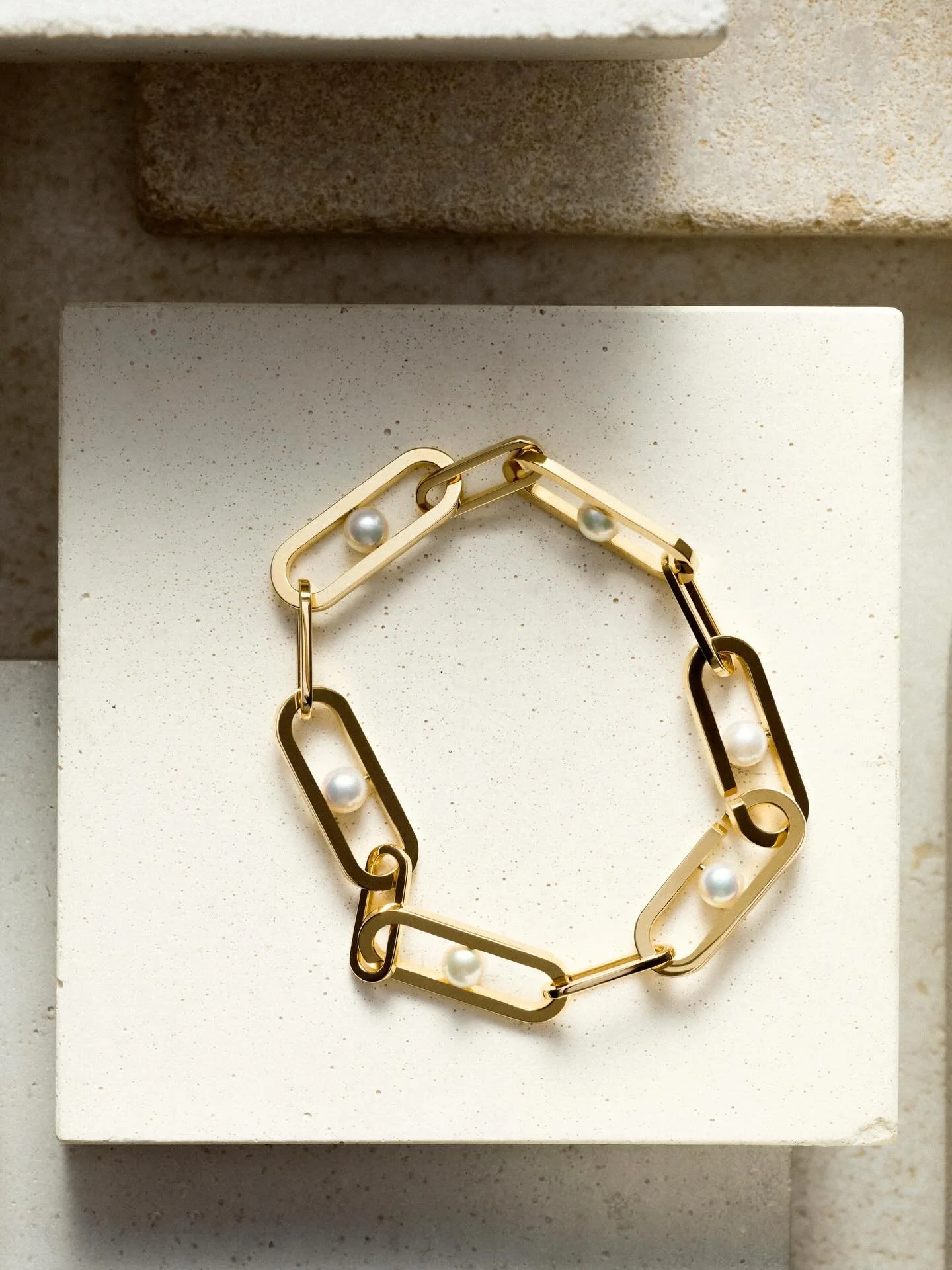 Discover Maillon Perle, the new poetic chapter by dinh van. A delicate encounter between the Maison's structured gold link and the soft irisdescence of the pearl.✨

Now available.

#dinhvan #MaillonPerle #JewelryArt