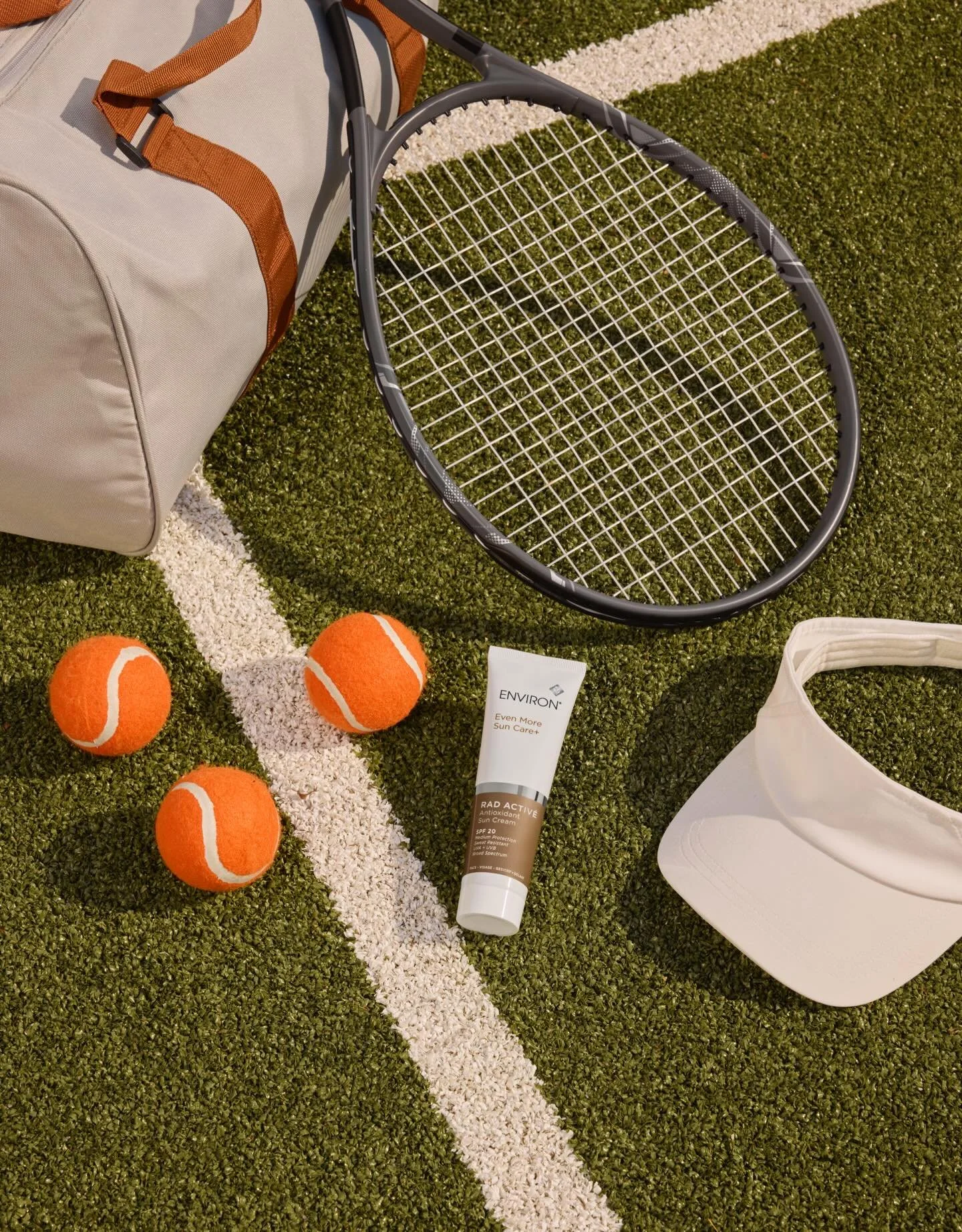 With the return of sunny days, adapting your skincare routine becomes essential. ☀️ 
To effectively protect your skin from the sun and city life, here is the must-have duo to adopt today:

The Environ Sunscreen: An indispensable daily UV protection t