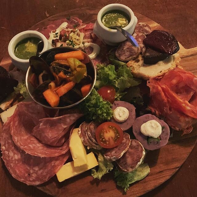 Nieuwe kaart, nieuwe voorgerechten!! 😋 #mosselen #bloedworst #spinaziesoep #rouleau #truffelaardappel #carpaccio  #charcuterie #kaas #plateau #lekker #nieuwekaart #denhaag #horeca #oudemolstraat #nieuwegerechten #samengenieten #sharingiscaring #shar