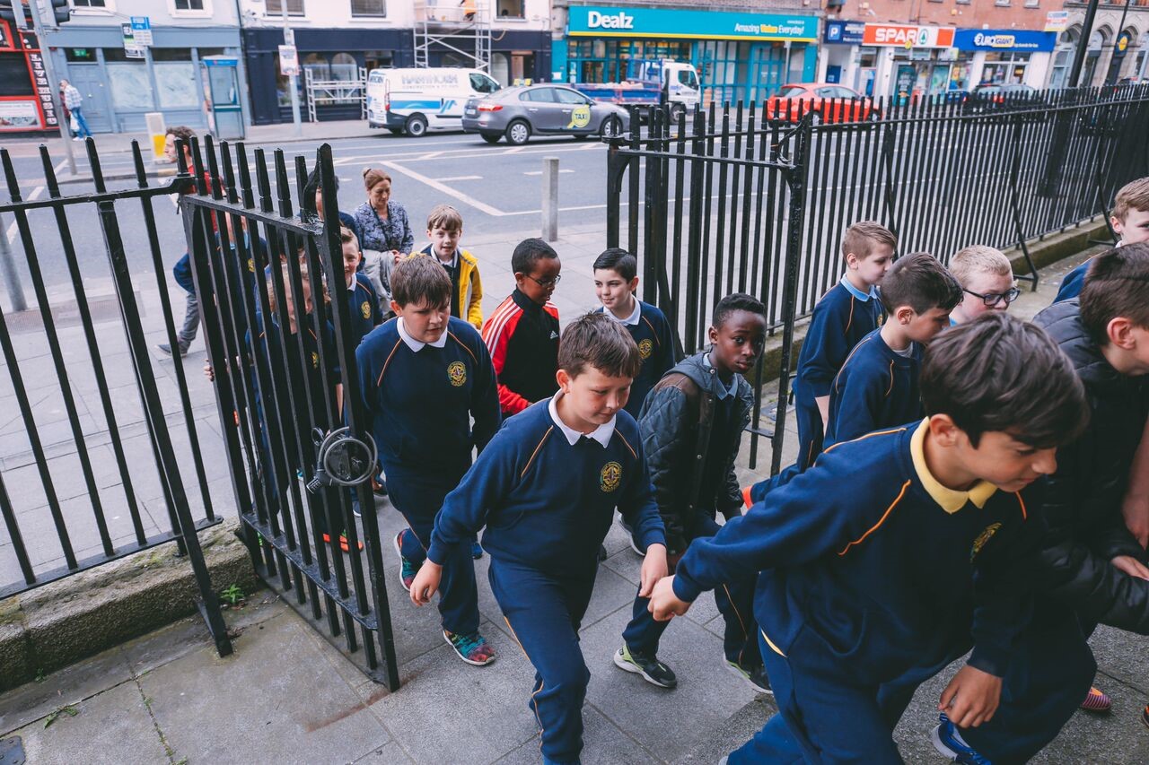 Students arriving to the final.