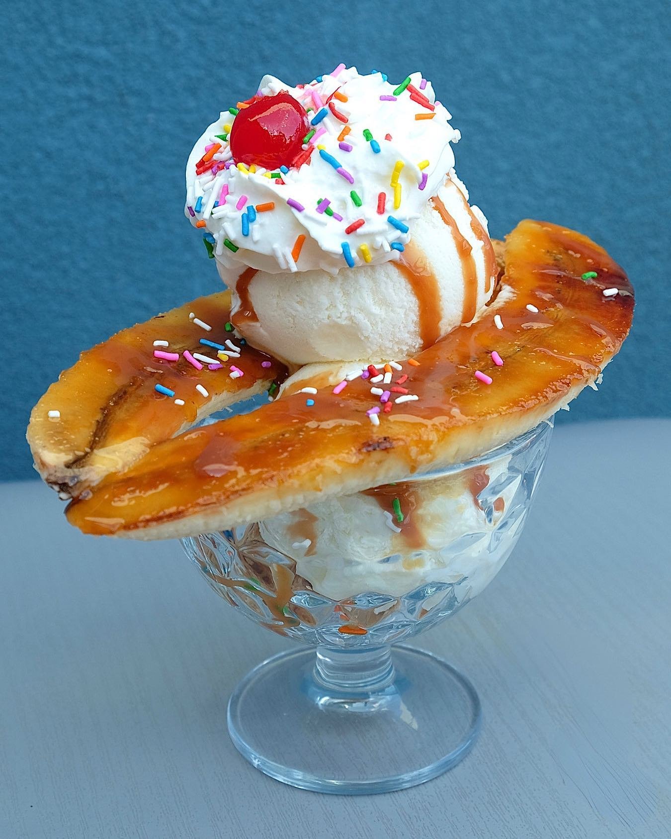 NEW DESSERT ALERT!‼️

🍌BR&Ucirc;L&Eacute;E BANANA SPLIT🍦
ice cream, crumbled biscuit, whipped cream, sprinkles 🎊

#patoistoronto #yum #dessert #bananasplit #brulee #torontoeats #icecream