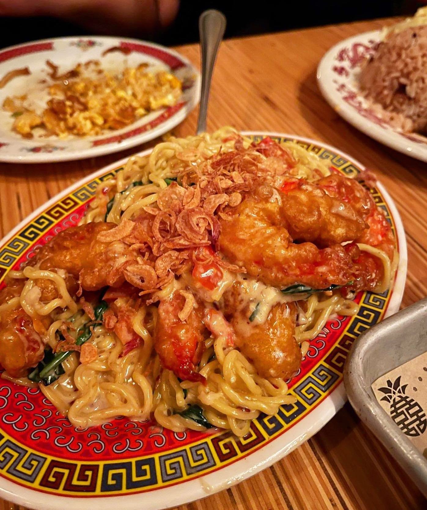 🍤Izakaya Shrimp Pasta// jumbo battered shrimp, stir-fried ramen, garlic umami cream, spinach, tomato, chilli 🌶️💦

A fan fave feature ✨#iykyk 
📸: @bwit.bunz 

#patoistoronto #mazemen #noodles #shrimp #torontoeats #restaurantsto #yum #feature