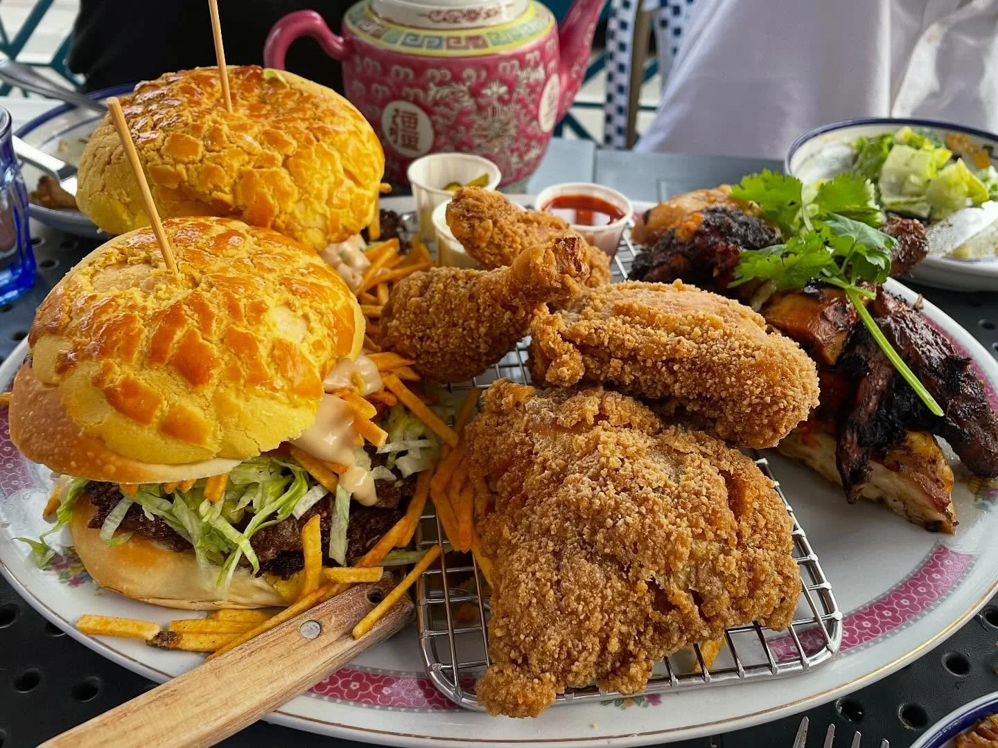 PLATTERS WITH FRIENDS. Gotta opt for the PATOIS TRIFECTA: BURGERS + FRIED CHICKEN + JUICY JERK CHICKEN. 

You won&rsquo;t be sorry&hellip;

#patoistoronto