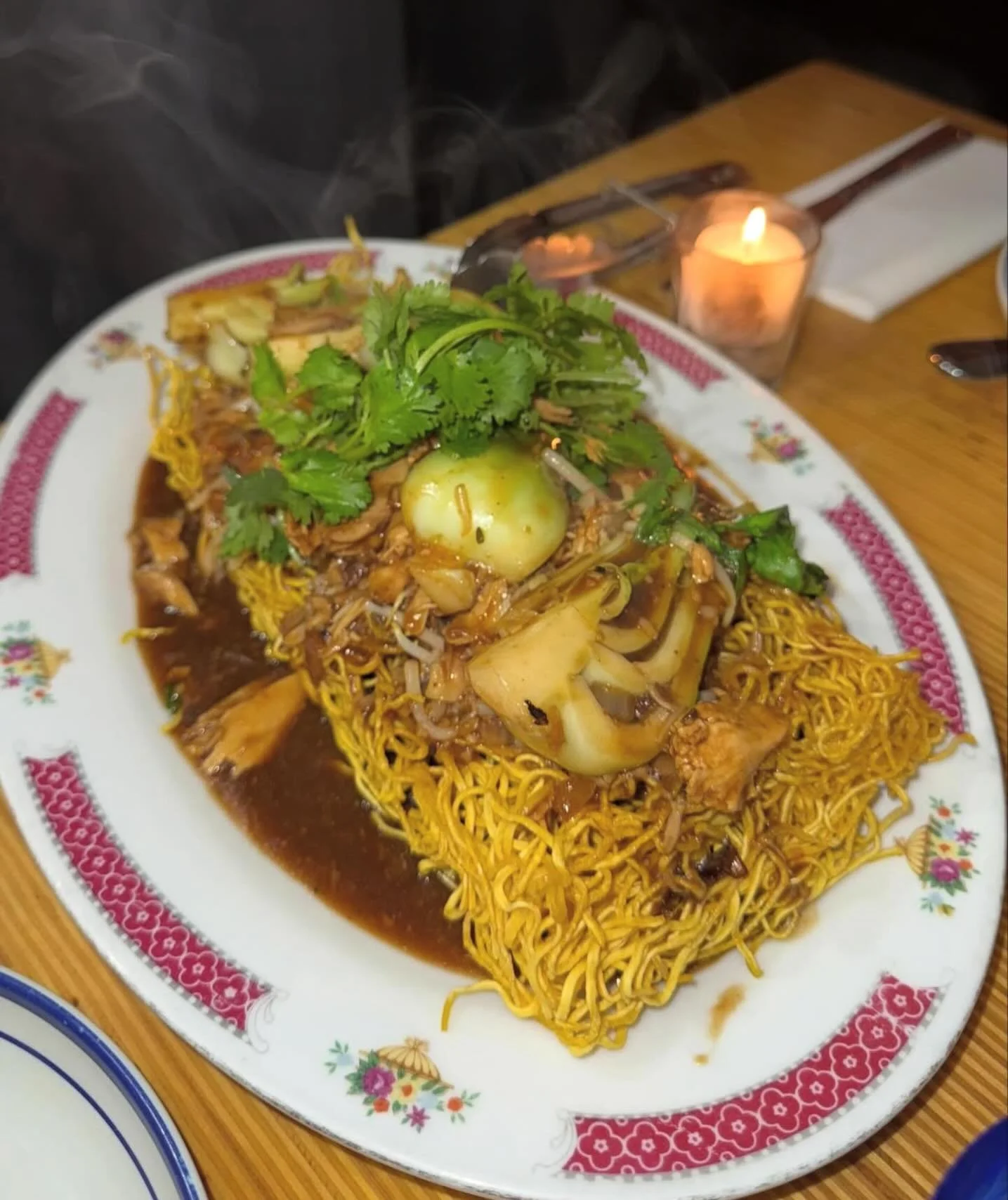 Things get a little STEAMY when it&rsquo;s fresh out the WOK

Jerk Chicken Chow Mein is a CERTIFIED Toronto classic 

📸: @tastytable_yyc 

#patoistoronto #juicyjerk