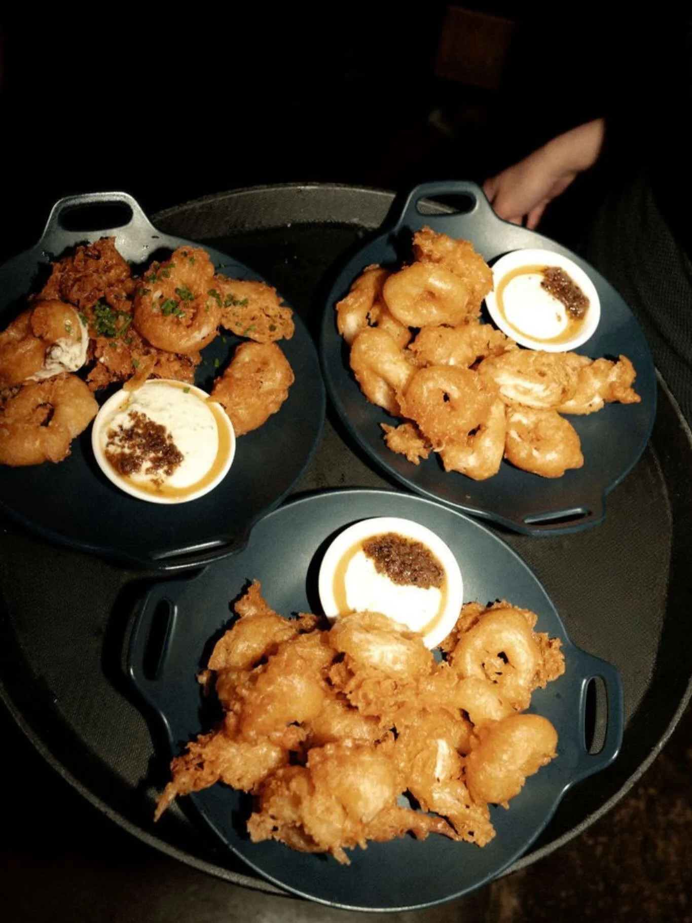 Just cause sometimes you need THREE orders of Kingston calamari for the crew to get the night going❤️✨

HAPPY FRIDAY TORONTO ✨!

📸: @apriycot