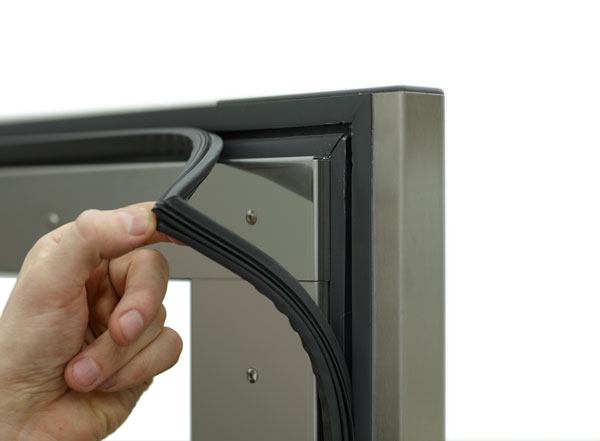 REPLACEABLE MAGNETIC STRIP Magnet strips in the door are easy to clean and can be replaced with a handle if necessary.