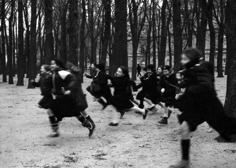 sealmaiden:

Edouard Boubat
Des Jeannettes au Jardin du Luxembourg, Paris. December 1978