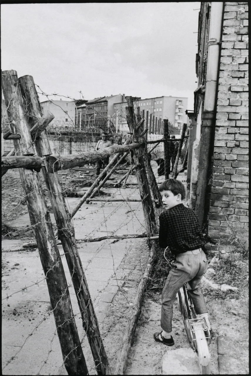 liquidnight:

Leonard Freed
A boy watches as East German soldiers build the Wall between East and West Berlin.
West Berlin, 1965
From Leonard Freed: Worldview