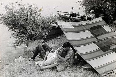 "Sunday on the Banks of the Marne," 1939. Henri Cartier-Bresson.
Let’s hide here for a little while.
Original Source: http://oseculoprodigioso.blogspot.com/2007/05/henri-cartier-bresson-fotografia.html