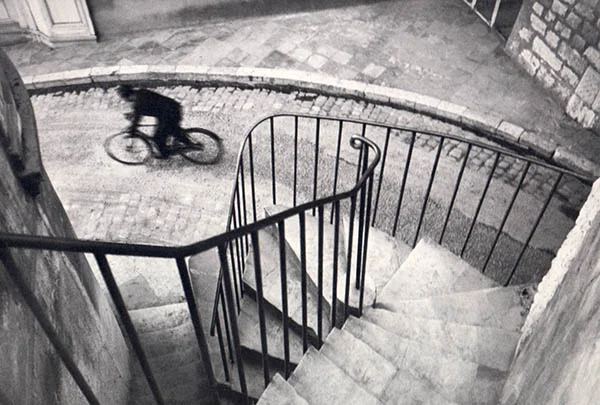 “Hyères,” France, 1932. Henri Cartier-Bresson.

Interweaving awkward lines in the stairwell against the overlapping curve of the street leads me to think that this would look like a Picasso if it were painted and skewed around a bit. So much c…