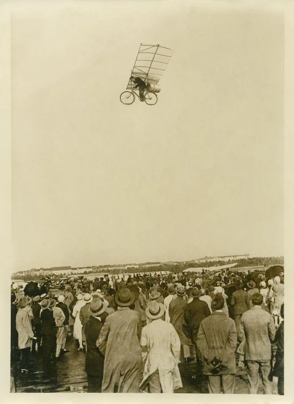 venceslaugama:

sieteselvas:

symbiopsychotaxiplasm:

Photomontage. Crowd watching flying bike. April Fools’ joke of a German newspaper about 1920-1930.