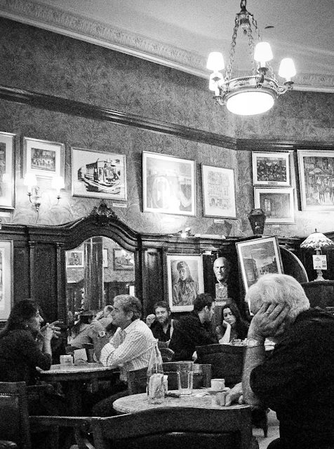 jaja el hombre que esta en la media en el fondo esta listo por su photo.
hostelcolonial:

cliquedodia:

Cafe Tortoni - Buenos Aires