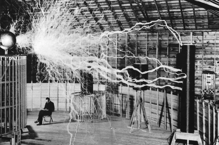 meshkaret:

Tesla coil [c.1981], Nikola Tesla (via scarymansion)