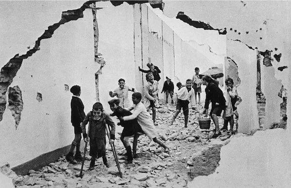 darksilenceinsuburbia:

crepuscolaria:

Henri Cartier-Bresson, Seville