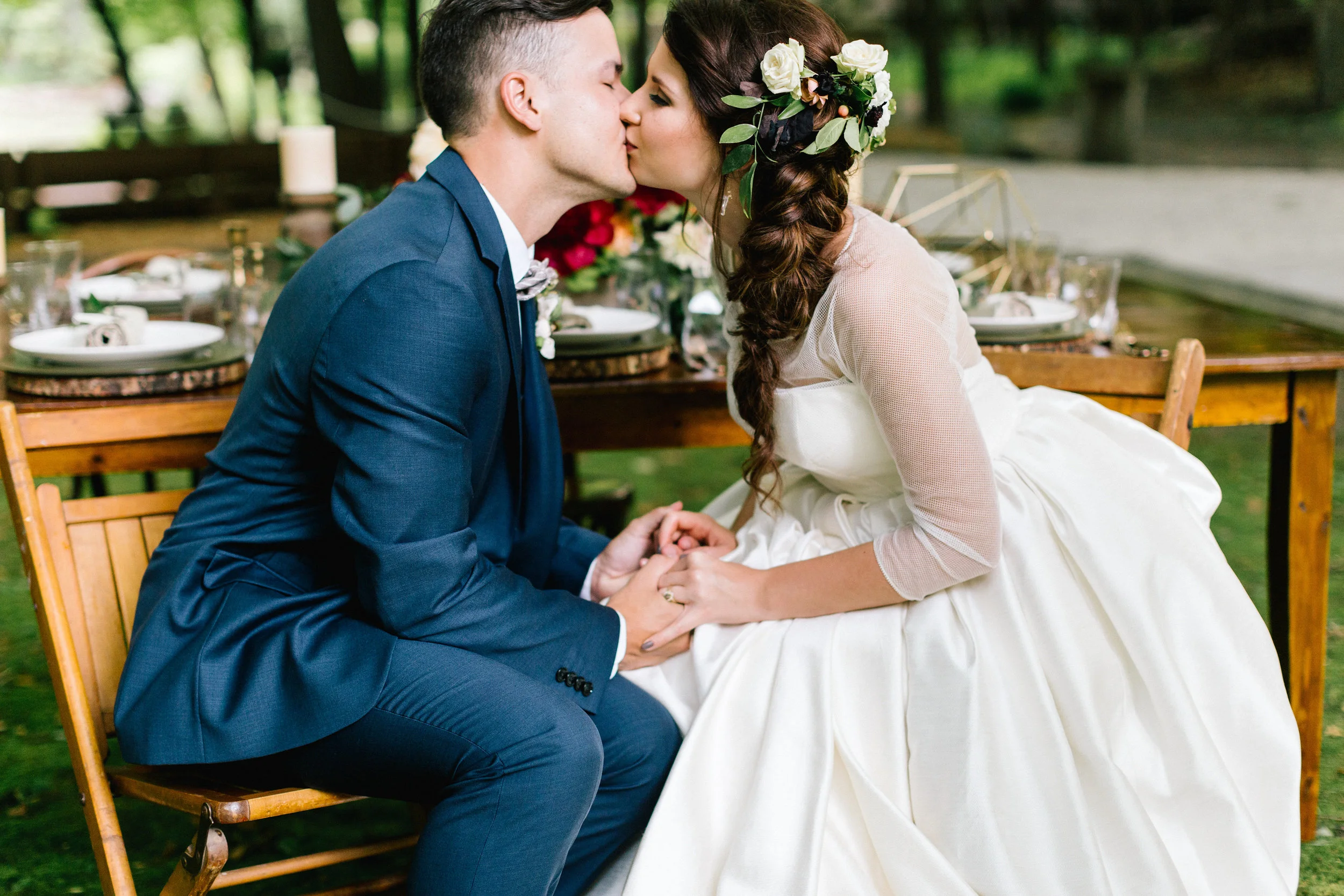 Allison_Hopperstad_Photography_Acowsay_Wedding_Kissing.JPG