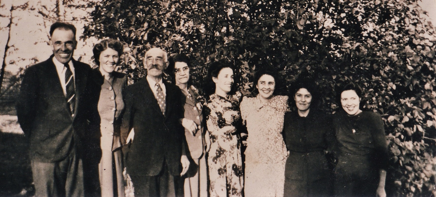 Milo VanVolkenburg, Mary Flintoff, Simon & Matilda Vanvolkenburg, Grace Reid, Reta Moore, Robena Ellis, Beatrice Wilson