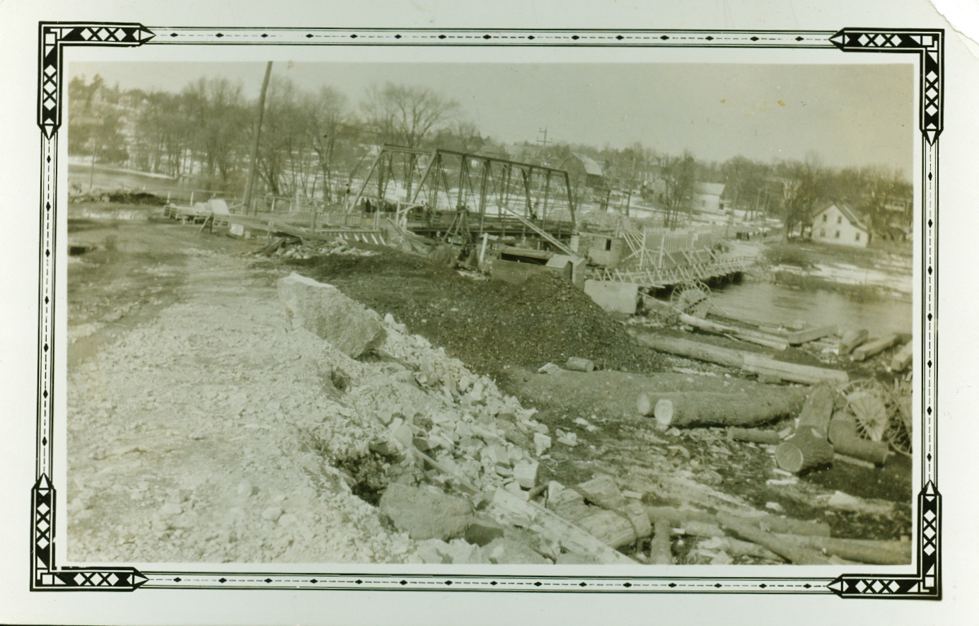 circa 1932 - The temporary bridge is installed in preparation for the dismantling of the iron bridge, making way for the cement bridge in 1934