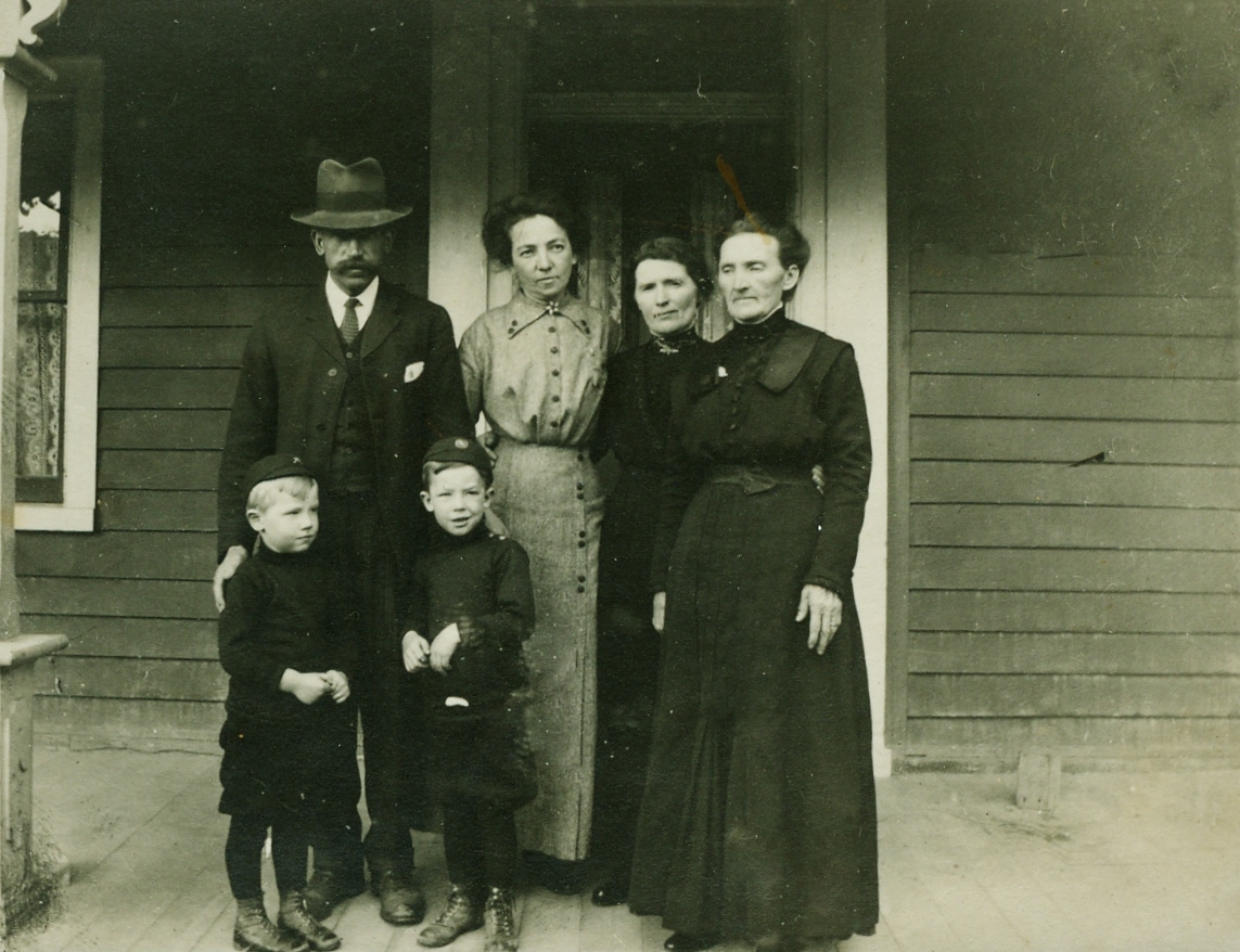 wM sANDERSON AND WIFE, cATHERINE bROWN,, TWO SONS, DOUGOLD AND mAGEE. (OTHER LADIES NOT NAMED)