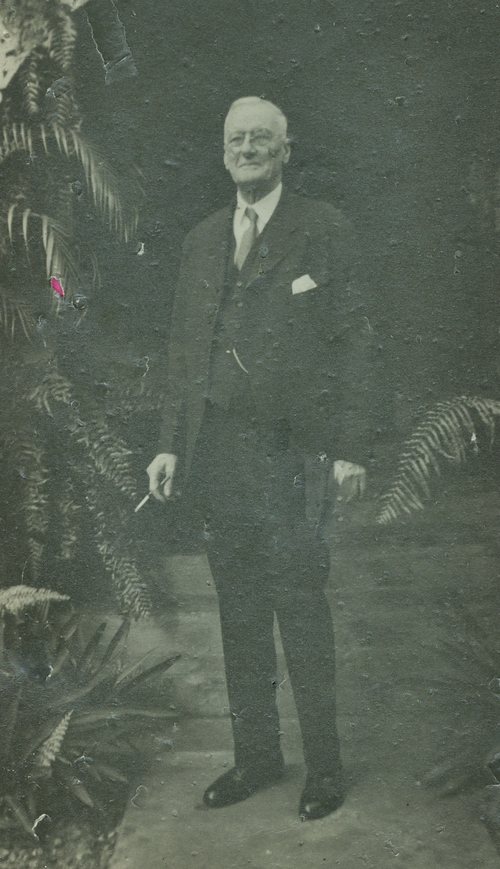 Dr. William Graeme MacKechnie