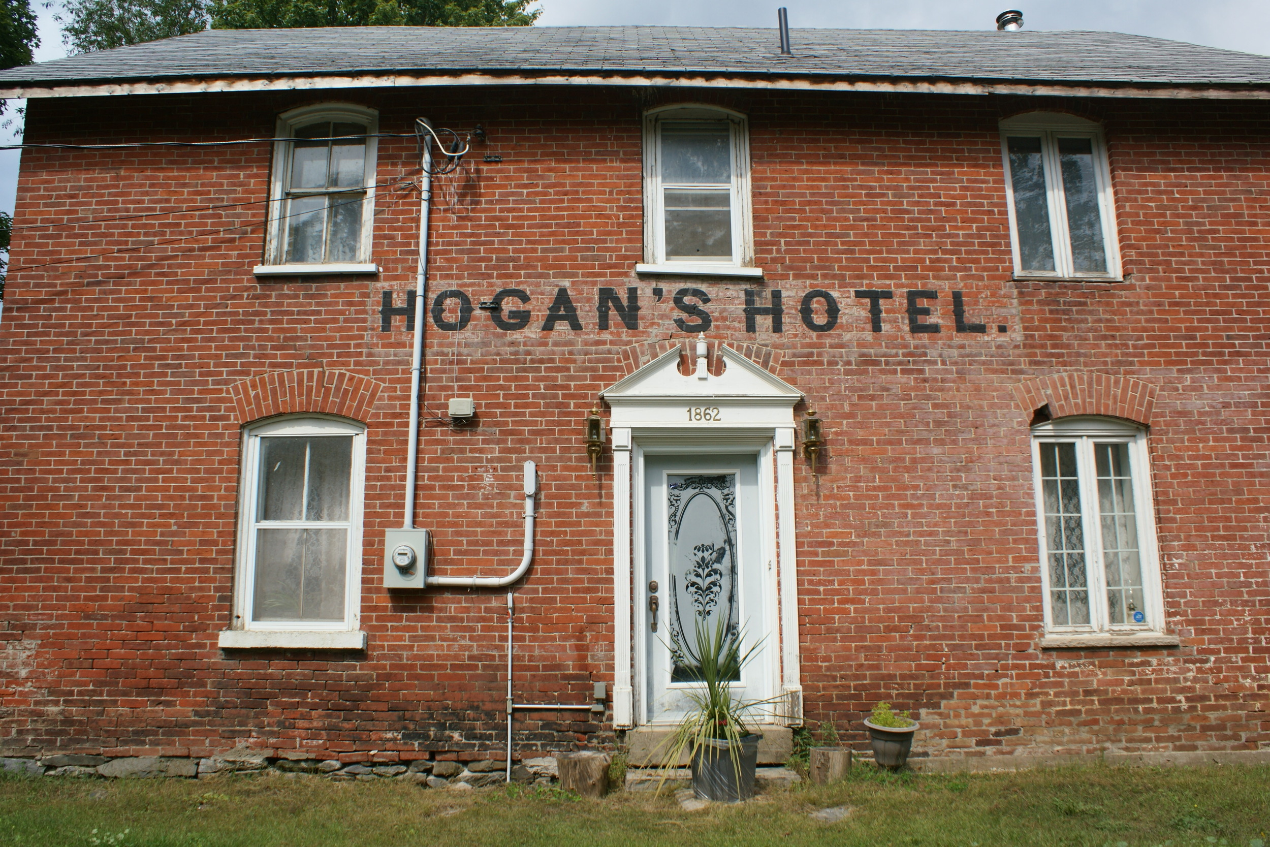Hogan Hotel Millbridge (1).JPG