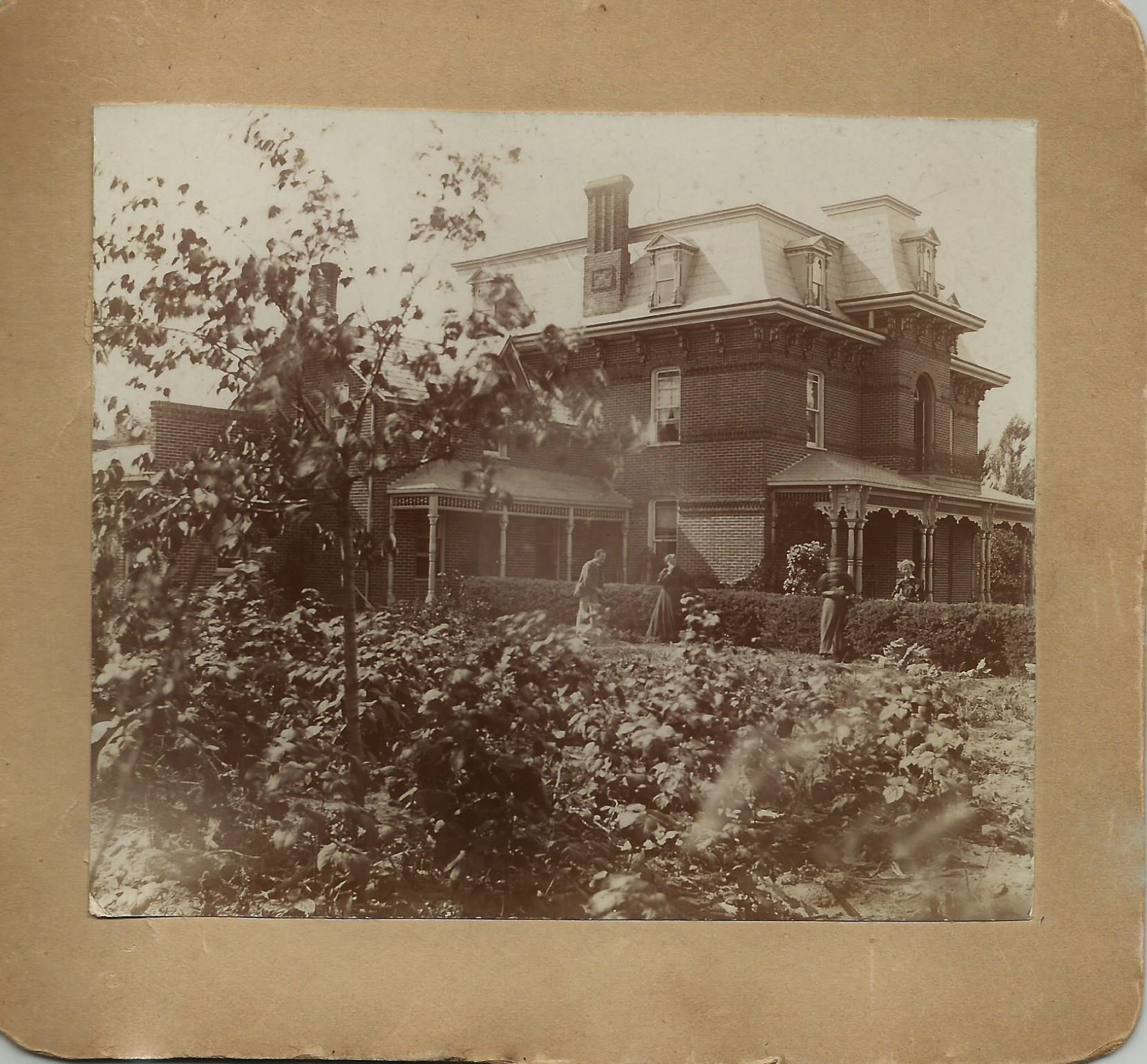Ousemore house with Lois, Fred, Blanche and Emma 