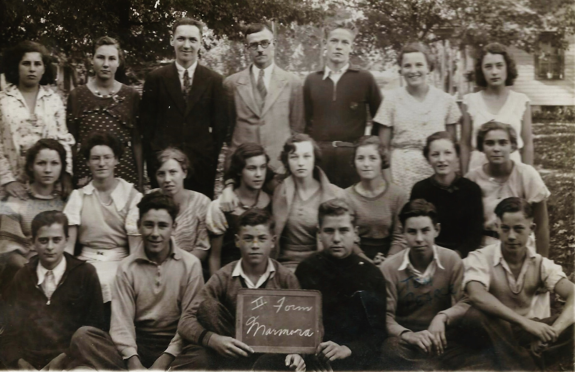 1932 Norma McInroy Mason (left end of 2nd row) Tom Pearce (2nd from the right front row).