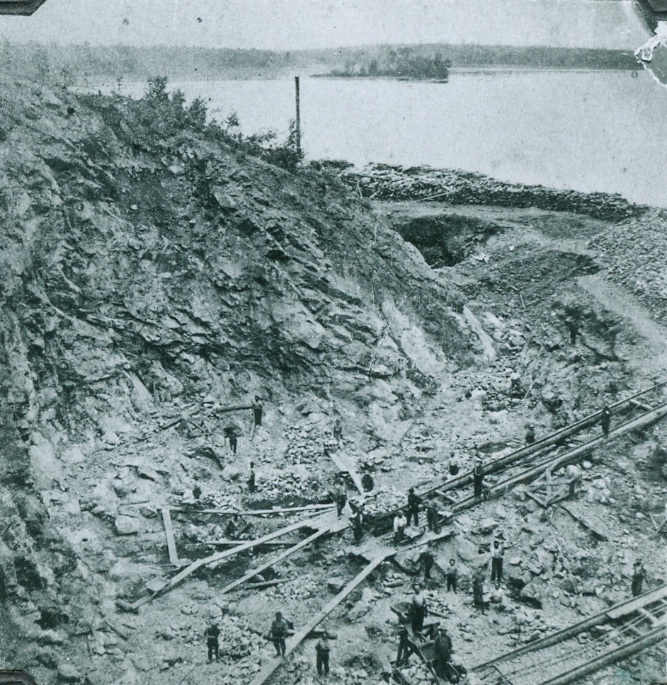 Laying rail at the dig