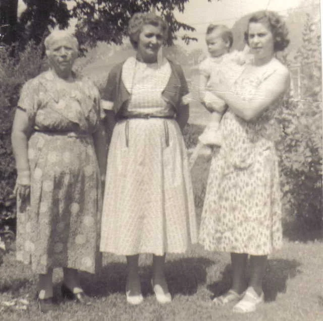 Daisy Smith, Daisy Brooks, Winnie and Linda Nobes.jpg