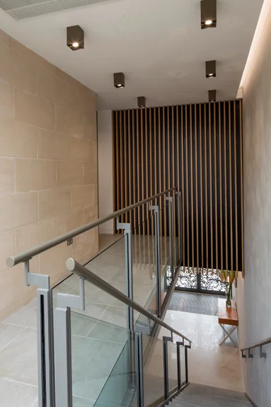  The external limestone cladding returns into the 1st floor landing, further reinforcing the connection with the garden courtyard. All the materials are carefully balanced to create a sophisticated but restrained palette. 