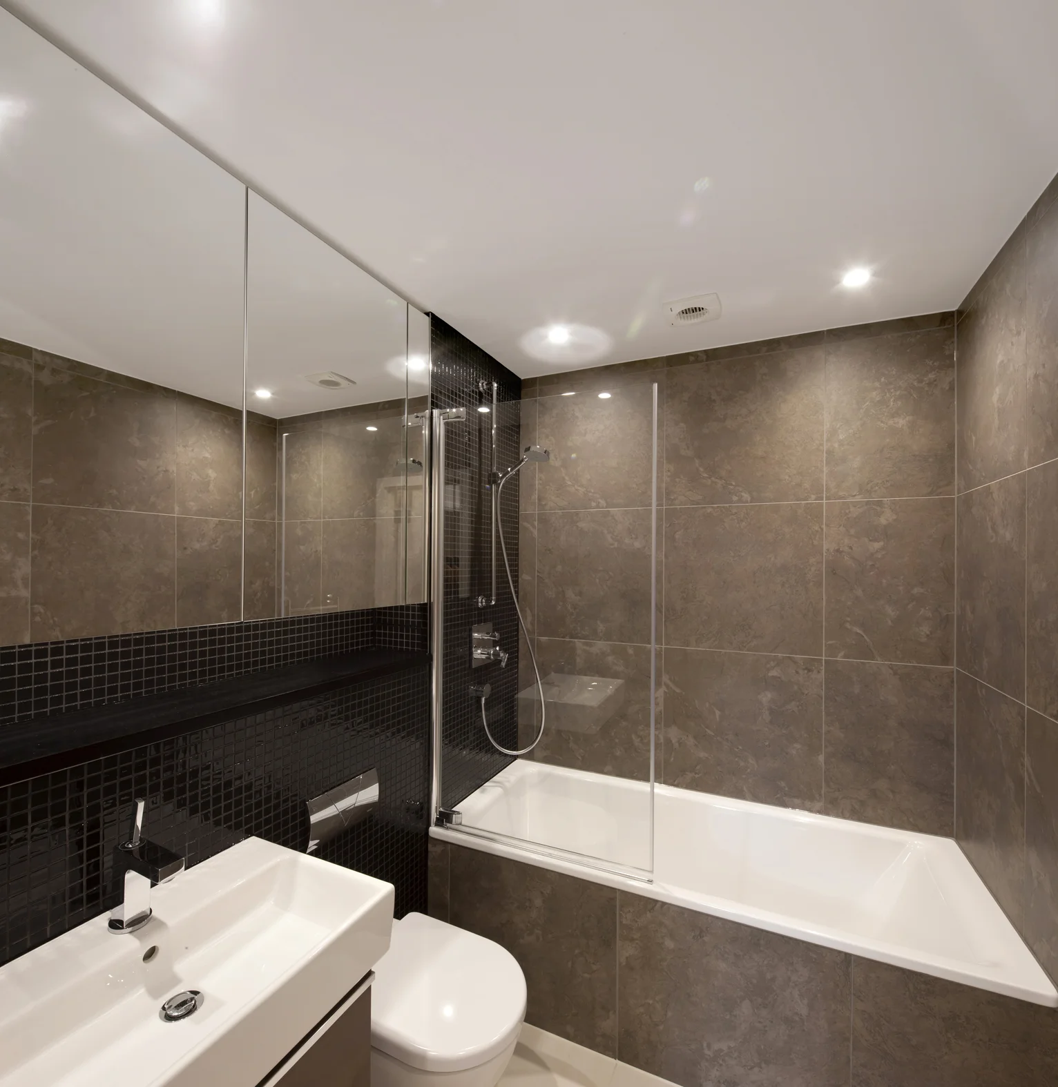  The master bathrooms are equipped with full size baths. 