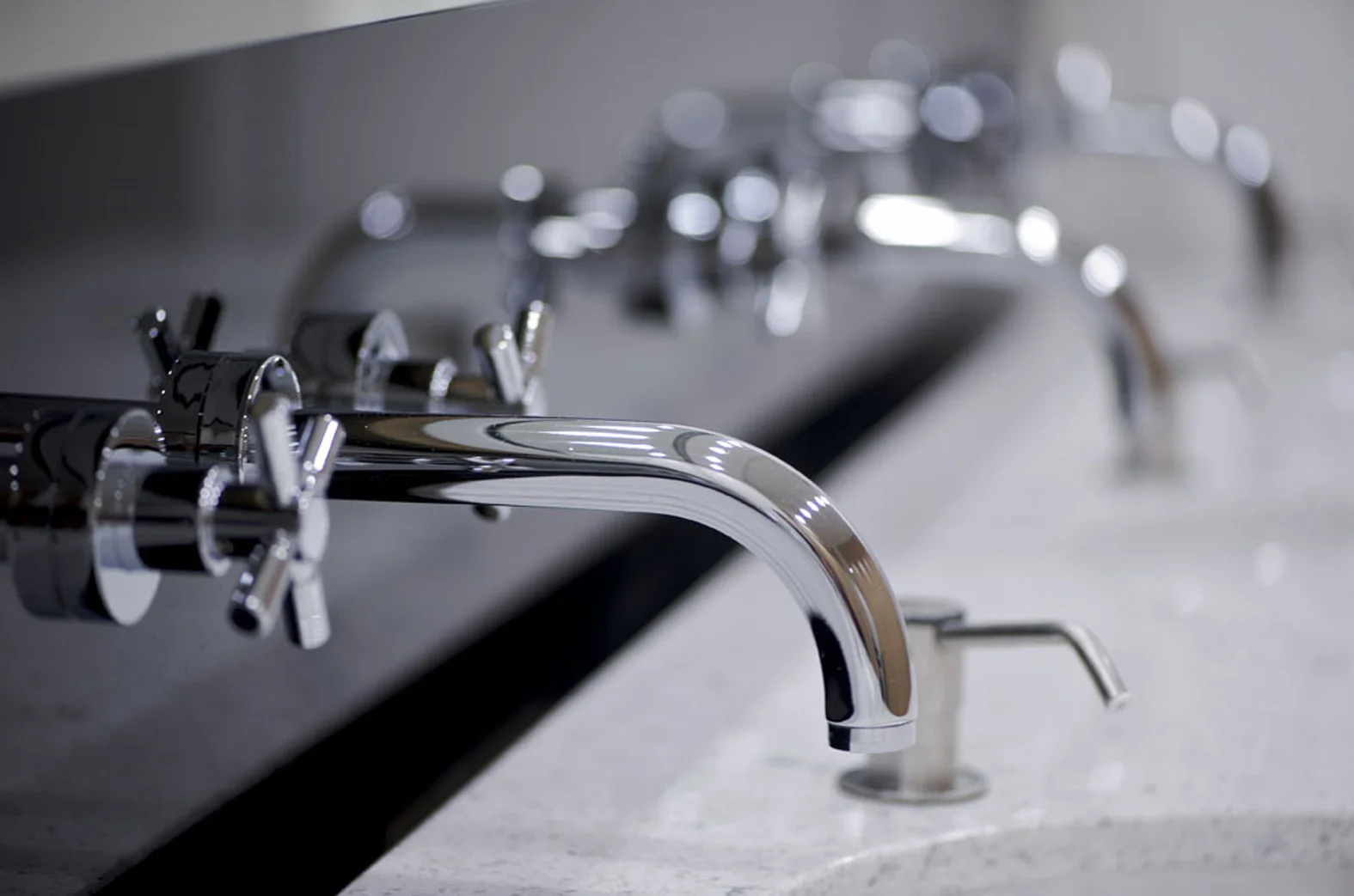  Detail of the vanity floating off the front of the splashback 